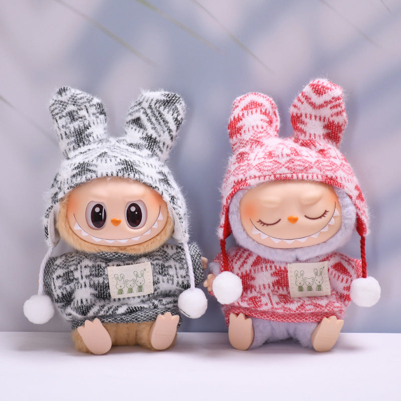 Conjunto Tejido Floral Labubu con Gorro en gris y rojo para muñeca de 17cm. Suéter con orejas y pompón, ideal para coleccionistas.